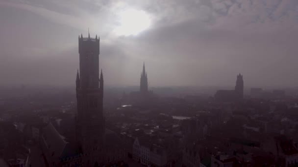 Aérea Misterioso Día Niebla Brujas Bélgica Con Iglesias Catedral Agujas — Vídeo de stock