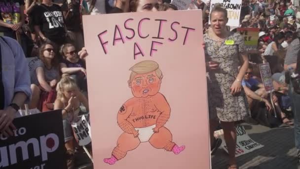 2018 Διαδηλωτές Κρατούν Μια Πινακίδα Που Αναγνωρίζει Τον Ντόναλντ Τραμπ — Αρχείο Βίντεο