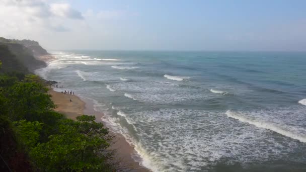 Los Indios Disfrutan Día Playa Largo Costa Rocosa Kerala India — Vídeos de Stock
