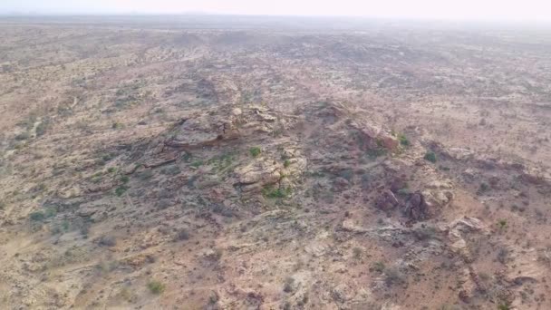 在索马里哈尔格萨向岩画和洞穴艺术方向飞去 展示风景 — 图库视频影像