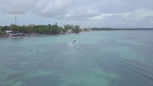 Luchtfoto Boven Toeristen Een Bananenboot Het Boca Chica Strand District — Stockvideo