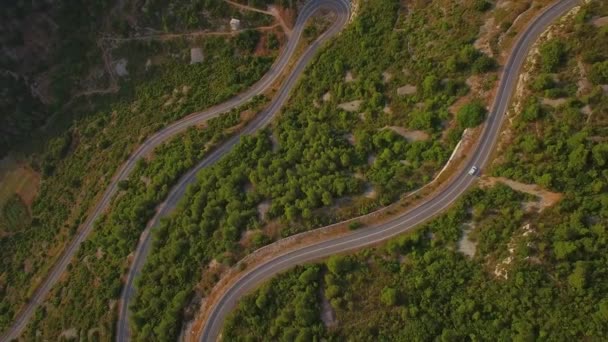 Flygfoto Bilar Navigerar Mycket Smal Slingrande Bergsväg Med Många Växlar — Stockvideo