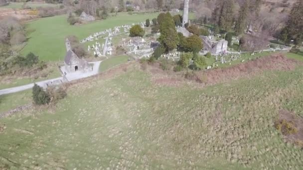 Vue Aérienne Cimetière Glendalough Irlande Avec Tombes Visiteurs — Video