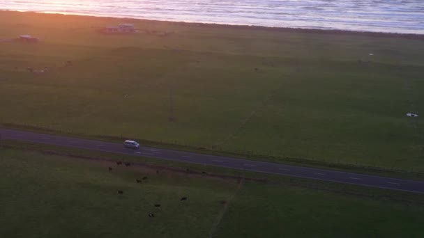 2019 Antenne Boven Een Auto Die Langs Een Meer Kustlijn — Stockvideo