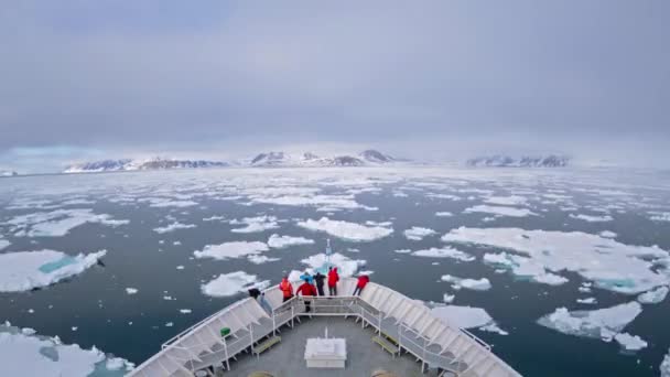 Кадр Корабельным Луком Айсбергами Туристами Проходящими Через Мыс Фэншоу Аляска — стоковое видео