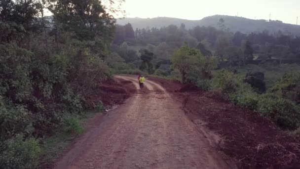 Des Coureurs Aériens Des Athlètes Olympiques Kenya Entraînent Sur Chemin — Video