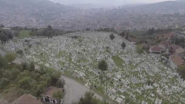 Aeronave Grande Cemitério Com Lápides Perto Sarajevo Bósnia Sequência Devastadora — Vídeo de Stock