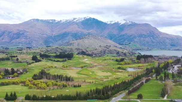 2019 ニュージーランドの南島のクイーンズタウン近くのゴルフコース上の美しい空中 — ストック動画