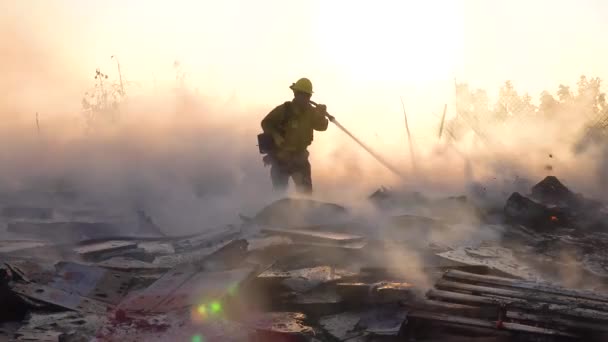 2019年 在南加州西米谷 Simi Valley Southern California 附近的山上 消防员在一场容易失火的野火灾难中与燃烧的建筑作斗争时 地面起火 — 图库视频影像
