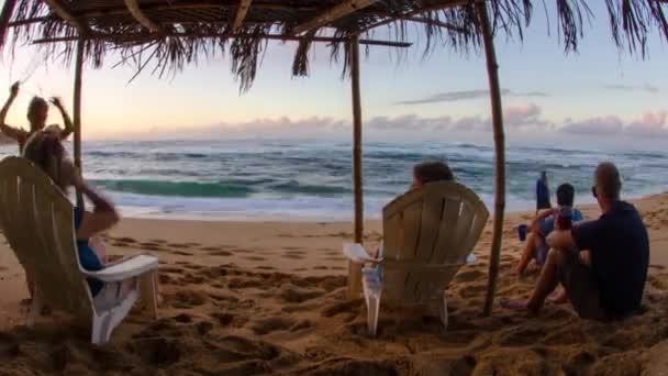 Captura Lapso Tiempo Familias Disfrutando Una Vista Cabaña Una Playa — Vídeos de Stock