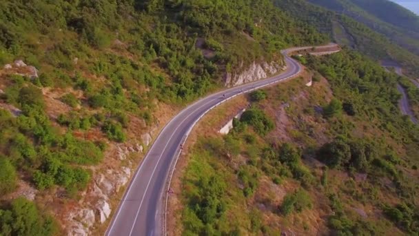 クロアチアの2つの山岳道路に沿って3人以上がモペットやヴェスパスクーターに乗って空中 — ストック動画