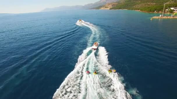 Лодка Приключений Буксирующая Четыре Иннербуба Трубного Приключения Побережья Хорватии — стоковое видео