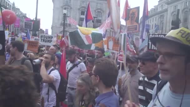 2018 Τεράστια Πλήθη Διαδηλωτών Κατεβαίνουν Στους Δρόμους Του Λονδίνου Αγγλία — Αρχείο Βίντεο