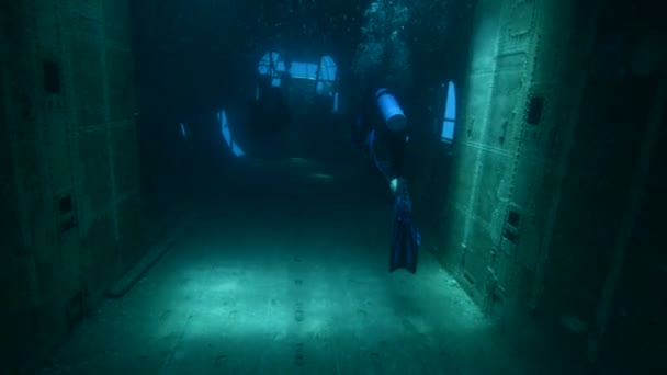 Aqaba Jordan Circa 2010 潜水潜水者在约旦亚喀巴附近红海探测沉船的镜头 — 图库视频影像