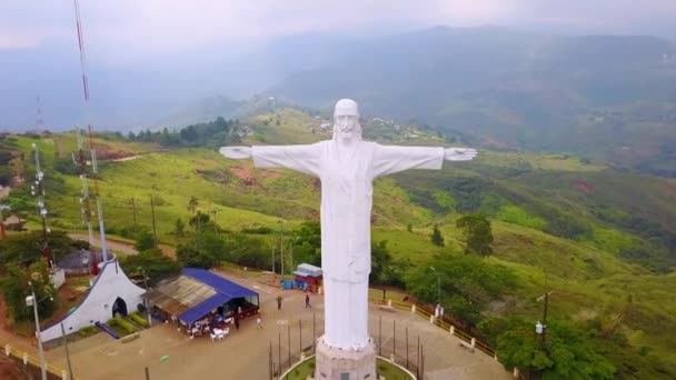 哥伦比亚卡利的Cristo Rey雕像周围的空中射击 — 图库视频影像