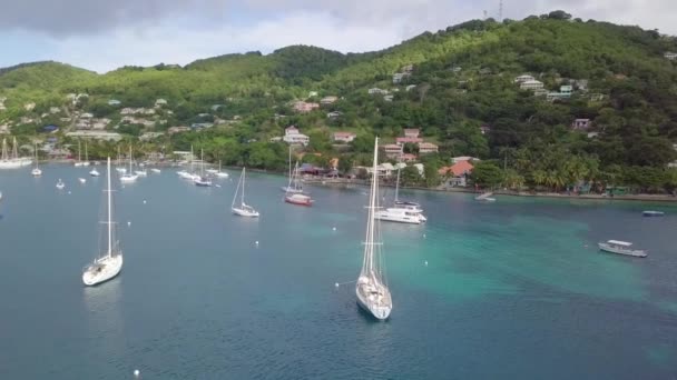 セントビンセント島の近くのカリブ海を航行する帆船の美しい航空機虹と海岸線遠く — ストック動画