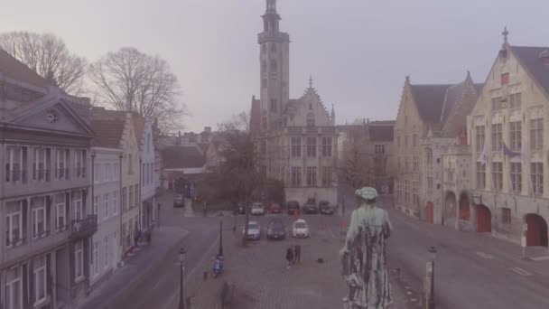 Aereo Una Misteriosa Giornata Nebbiosa Attraverso Una Piazza Centrale Bruges — Video Stock