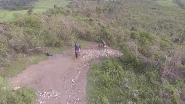 Foto Aérea Jinetes Las Montañas Cuba — Vídeo de stock