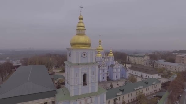 Aerial Jurul Unei Mănăstiri Cupolă Aur Mihail Biserica Ortodoxă Rusă — Videoclip de stoc