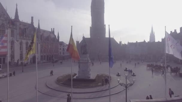 Авиация Таинственного Туманного Дня Через Центральную Площадь Брюгге Бельгия — стоковое видео