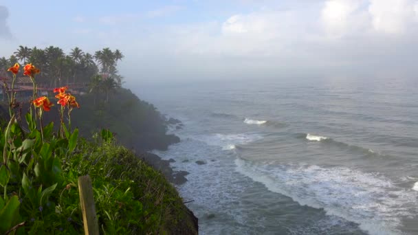 Волны Катятся Берегу Вдоль Побережья Кералы Индия — стоковое видео