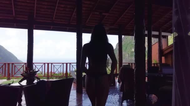 Сексуальная Женщина Выходит Балкон Отеля Курорта Карибском Острове Сент Люсия — стоковое видео