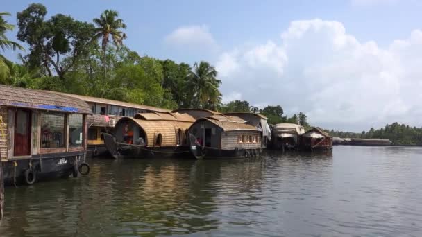 Toeristen Woonboten Lijn Een Rivier Kerala India — Stockvideo