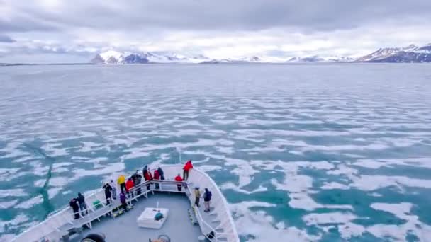 Pov Time Lapse Shot Ship Bow Icebergs Tourists Passing Bellsund — Stock Video