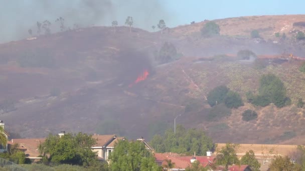 2019年 カリフォルニア州ベンチュラ郡ロサンゼルス市シミバレー近くのイージーファイアの間 ブラシ火災が制御不能になる — ストック動画