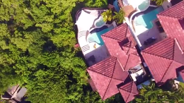 Aérea Una Mujer Sexy Sentada Junto Una Piscina Condominio Casa — Vídeos de Stock