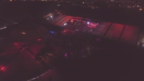 Descente Lente Aérienne Dessus Massif Concert Rock Extérieur Intérieur Club — Video