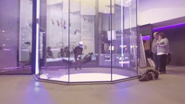 比利时布鲁日的一个抛物面室室内跳伞模拟器允许人们像在失重零重力模拟中一样漂浮 — 图库视频影像
