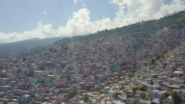 海地太子港太阳城区贫民窟 棚户区和棚户区上空的惊人的空中飞行 具有足球场的前景 — 图库视频影像
