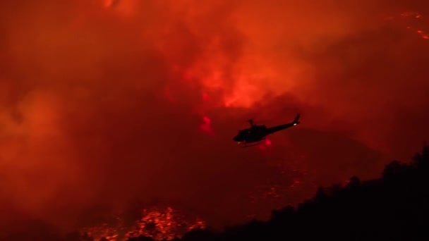 2019 Helicóptero Hace Una Espectacular Caída Agua Por Noche Respondiendo — Vídeos de Stock