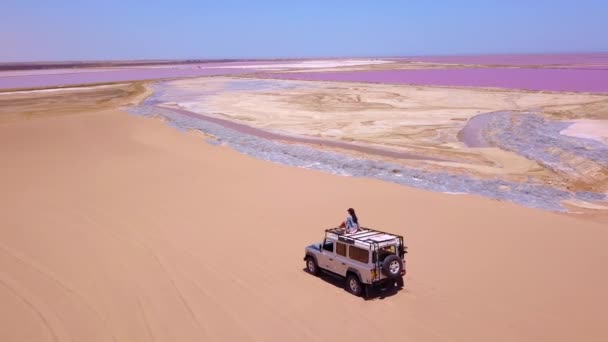 Superbe Antenne Dessus Une Femme Assise Sur Une Jeep Safari — Video