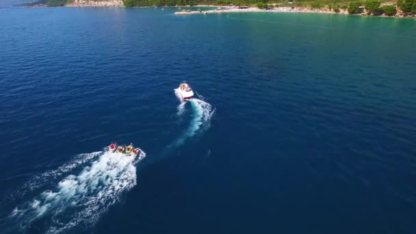 Antena Barco Aventura Remolcando Cuatro Tubos Interiores Para Una Aventura — Vídeo de stock