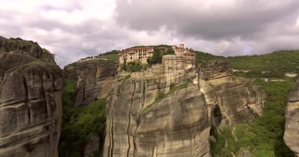 Yunanistan Meteora Kentindeki Kaya Oluşumları Manastırların Üzerindeki Güzel Anten — Stok video