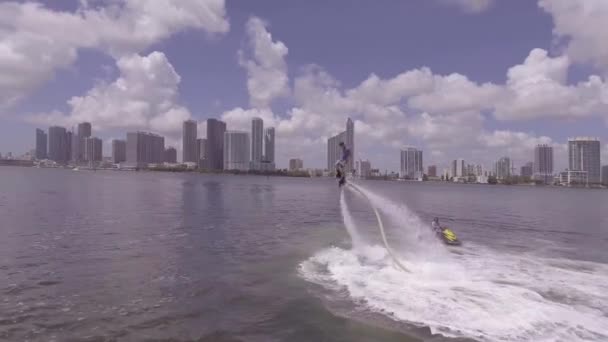 フロリダ州マイアミの海にあるウォータージェットパックのフライボードを使って — ストック動画