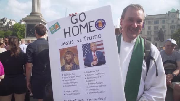 2018 Prêtre Tient Panneau Comparant Donald Trump Jésus Lors Une — Video