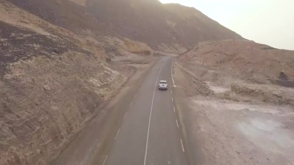 Bonne Antenne Dessus Une Camionnette Conduisant Sur Une Route Côtière — Video
