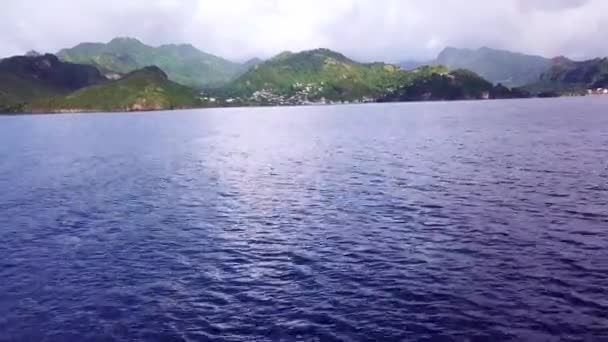 遠くに美しい虹とセントビンセント島の空中確立ショット — ストック動画