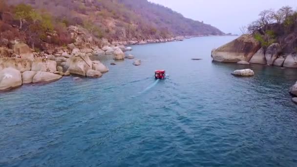 Luft Über Einem Kleinen Tauchausflugsboot Voller Touristen Vor Der Küste — Stockvideo