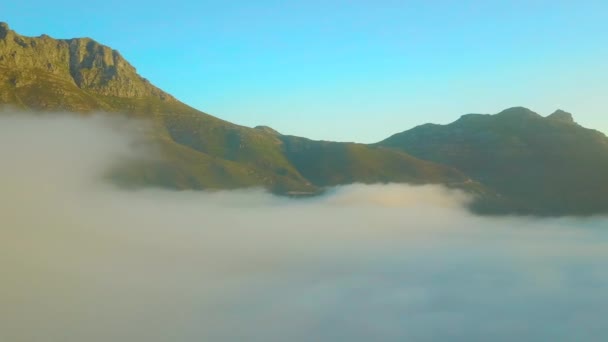 Drönare Antenn Ovanför Molnen Tittar Table Mountain Och Tolv Apostlar — Stockvideo