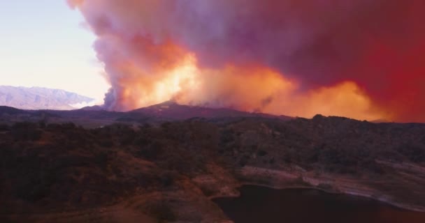 Pozoruhodný Vzduch Nad Obrovským Thomasem Ohněm Hořícím Kopcích Ventura County — Stock video
