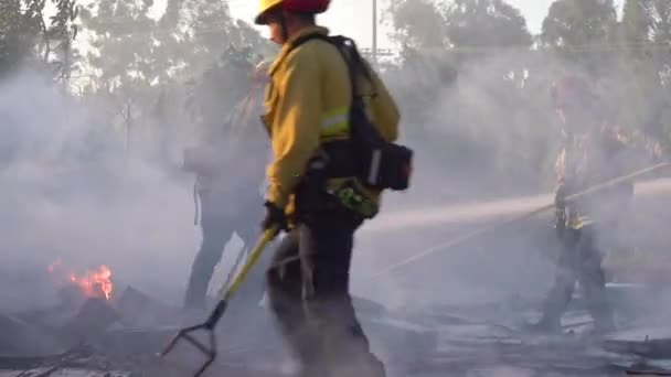 2019年 消防士がシミバレー近くの丘陵地帯で発生したイージーファイアの野火災害の際に 消防士が燃焼構造物と戦う際に火災が発生 — ストック動画