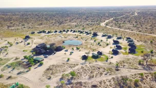 Fin Antenn Över Safari Lodge Runt Ett Vattenhål Chobe National — Stockvideo