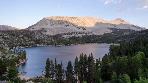 Dolunay Doğu Sierra Dağları Ndaki Rock Creek Gölü Nde Yükseliyor — Stok video