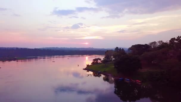 アフリカのウガンダのナイル川沿いの夕日の美しい空中風景 — ストック動画