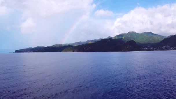 Schöne Antenne Junger Leute Auf Einem Segelboot Das Über Das — Stockvideo