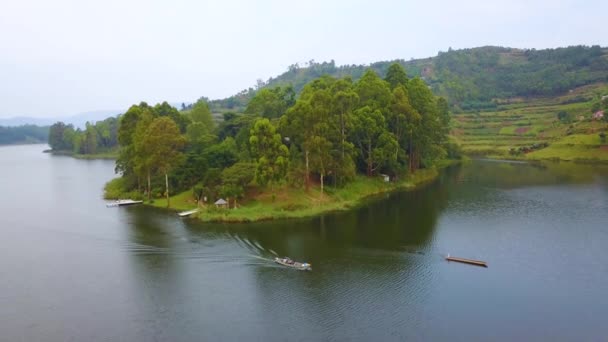 Flyg Över Motorbåt Longboat Kanot Reser Sjö Lummig Del Uganda — Stockvideo